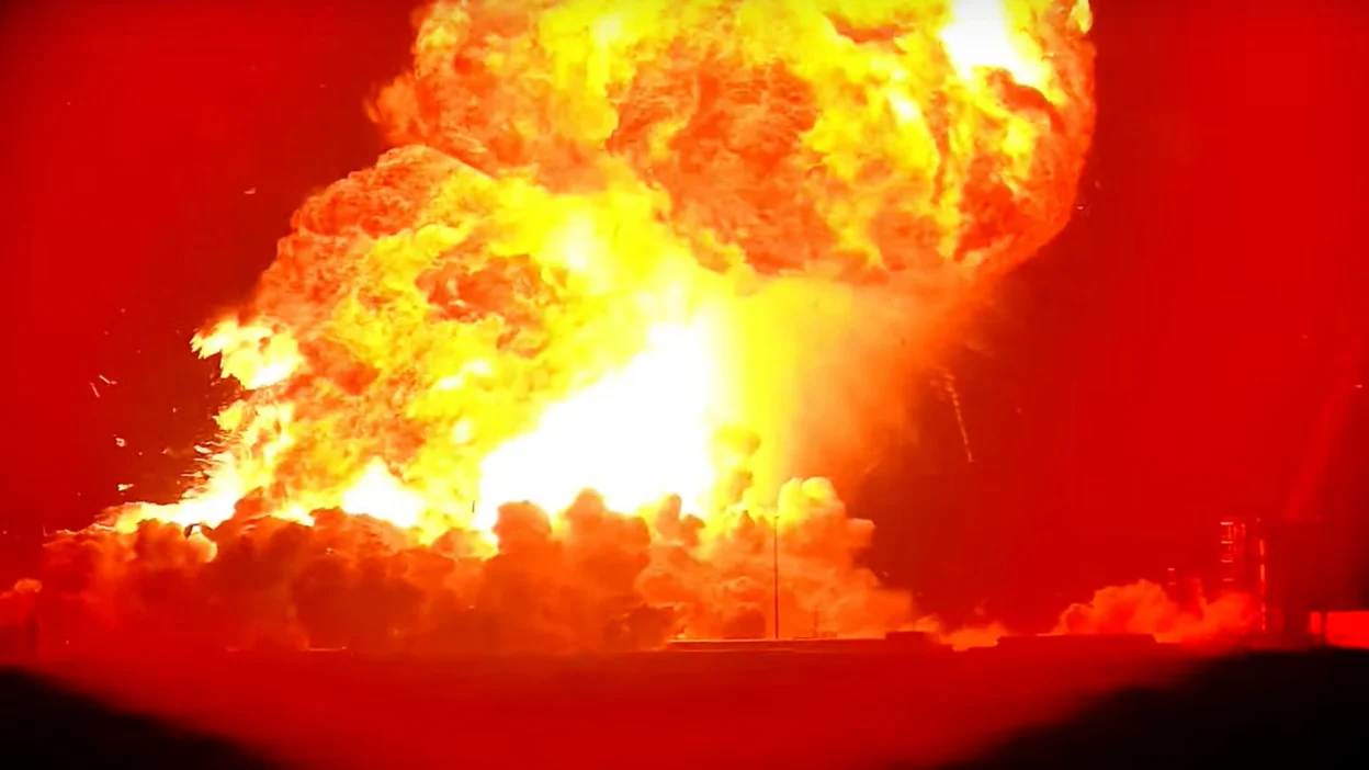 星舰”受控溅落时发生剧烈爆炸，SpaceX再陷危机漩涡