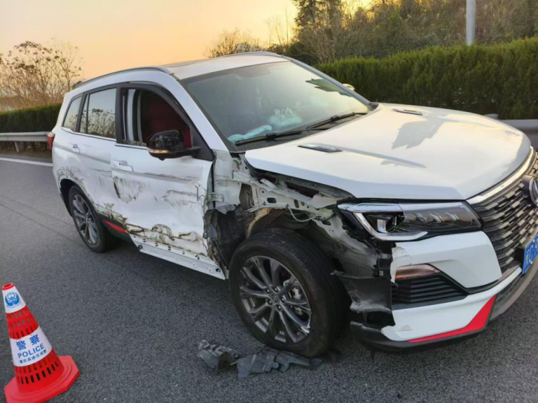SUV突然变道 小车为避让失控撞向护栏